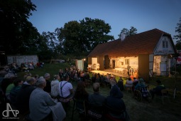 Na Vildově mlýně v Jistebnici sehrál Divadelní spolek Kašpar komedii Terasa. Na scénu přišla i kočka