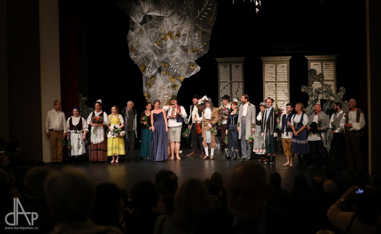 Oslava narozenin velkého sálu Divadla Oskara Nedbala. Jeho kapacitu vyprodali ochotníci!