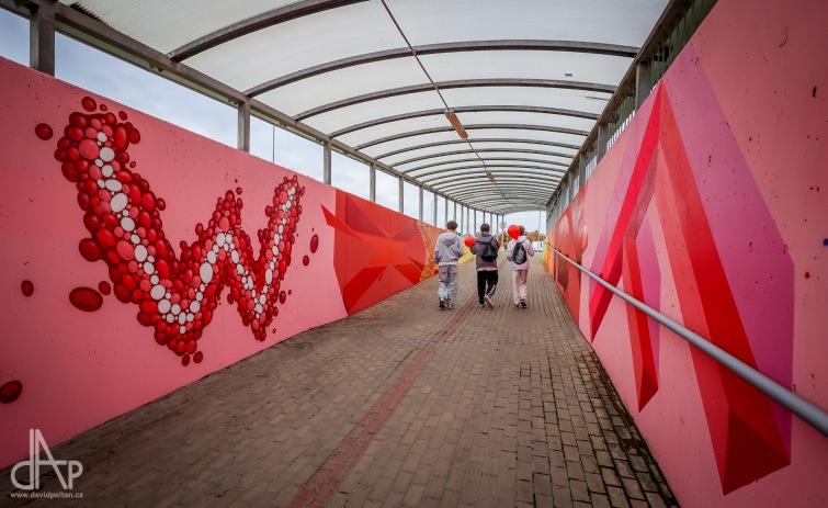 Před a po. Takto sprejeři z JayHill.Art vymalovali podchod, vandalové už jim to kazí