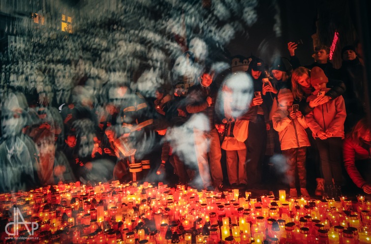 Na Den boje za svobodu a demokracii zaplnili lidé ulice i náměstí Prahy. Cinkalo se klíči