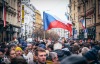 Na Den boje za svobodu a demokracii zaplnili lidé ulice i náměstí Prahy. Cinkalo se klíči