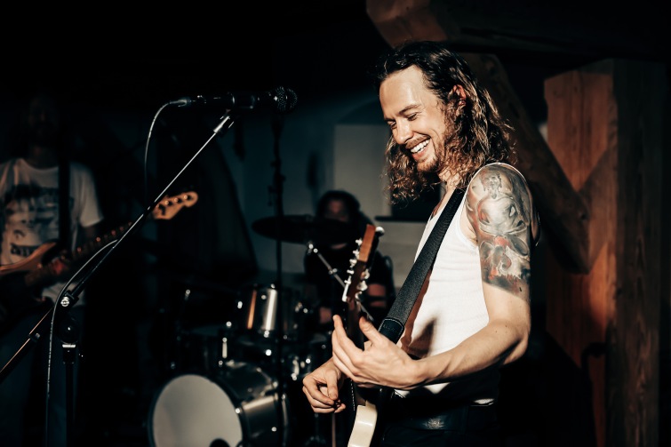 Od Stinga ke grunge a stoner rocku. Rufus Miller představí nové album na jihu Čech