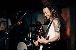 Od Stinga ke grunge a stoner rocku. Rufus Miller představí nové album na jihu Čech