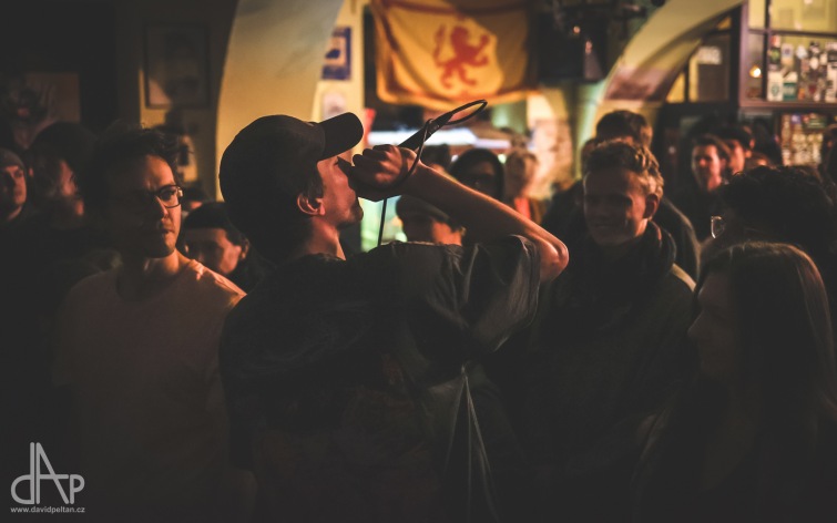 Povánoční veselice U Lva. Pivnici naplnili Stan Lee & Big Zrzek a Katastr