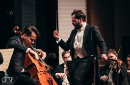 Publikum v úžasu. Dirigent Petr Popelka provedl Epoque Symphony orchestra s cellistou Václavem Petrem Novým světem