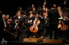 Publikum v úžasu. Dirigent Petr Popelka provedl Epoque Symphony orchestra s cellistou Václavem Petrem Novým světem