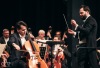 Publikum v úžasu. Dirigent Petr Popelka provedl Epoque Symphony orchestra s cellistou Václavem Petrem Novým světem