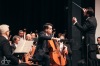 Publikum v úžasu. Dirigent Petr Popelka provedl Epoque Symphony orchestra s cellistou Václavem Petrem Novým světem
