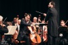 Publikum v úžasu. Dirigent Petr Popelka provedl Epoque Symphony orchestra s cellistou Václavem Petrem Novým světem