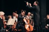Publikum v úžasu. Dirigent Petr Popelka provedl Epoque Symphony orchestra s cellistou Václavem Petrem Novým světem