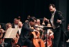 Publikum v úžasu. Dirigent Petr Popelka provedl Epoque Symphony orchestra s cellistou Václavem Petrem Novým světem