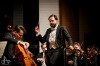 Publikum v úžasu. Dirigent Petr Popelka provedl Epoque Symphony orchestra s cellistou Václavem Petrem Novým světem
