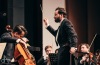 Publikum v úžasu. Dirigent Petr Popelka provedl Epoque Symphony orchestra s cellistou Václavem Petrem Novým světem