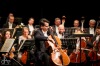 Publikum v úžasu. Dirigent Petr Popelka provedl Epoque Symphony orchestra s cellistou Václavem Petrem Novým světem