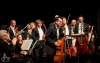 Publikum v úžasu. Dirigent Petr Popelka provedl Epoque Symphony orchestra s cellistou Václavem Petrem Novým světem