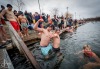 Do ledových vod Jordánu se vrhali po hlavě. Vánoční namáčení se konalo popětatřicáté