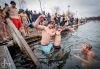 Do ledových vod Jordánu se vrhali po hlavě. Vánoční namáčení se konalo popětatřicáté