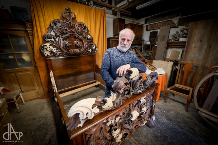 Chybělo 63 řezeb. Táborští řezbáři opravují královskou postel z roku 1850, k vidění bude na výstavě v Jindřichově Hradci
