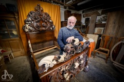 Chybělo 63 řezeb. Táborští řezbáři opravují královskou postel z roku 1850, k vidění bude na výstavě v Jindřichově Hradci