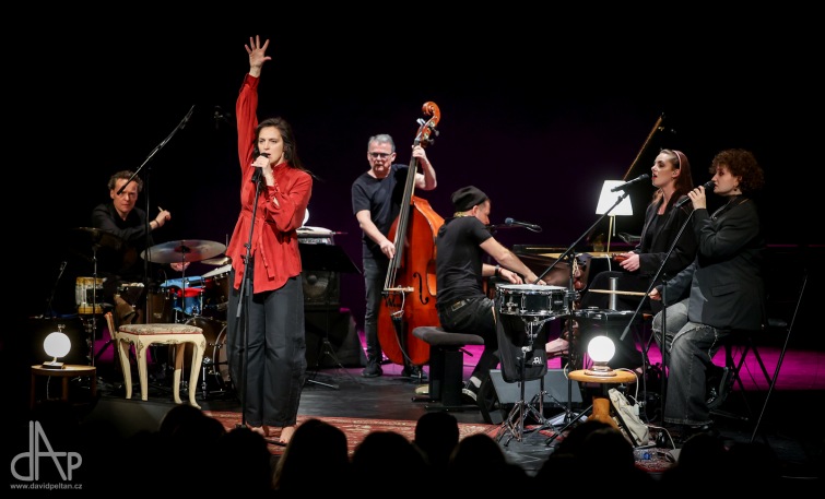 Nadšení. Zpěvačka Jana Kirschner vystoupila s Robertem Balzar triem v táborském divadle 