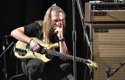S krávami to byla meditace, tátovi jsem odpálil rádio a na bicí ještě hraju. Kytarista Ivan Boreš oslavil jubileum