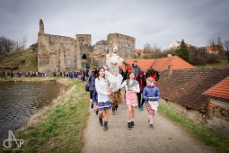 Velikonoce na Táborsku. V Borotíně vynesli Moranu, v Táboře zářil jarmark a světla svíček, na Tučapsku dostali chlapi ledovou srchu