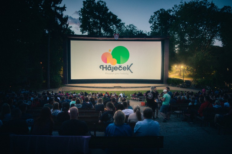 V budějovickém letňáku začíná sezona. Zajít můžete na filmy, koncerty nebo jógu