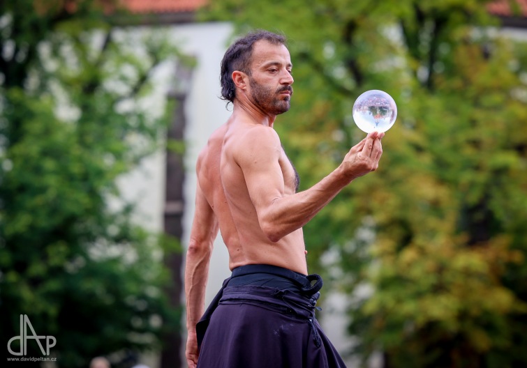 Pověsí se za vlasy a budou létat o tyči. Festival Komedianti v ulicích přiváží tuzemské i zahraniční novocirkusové show