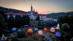 Lítali mezi světy v kulisách kláštera. Divadlo V.O.S.A. pobavilo Vyšší Brod, čekejte je v Blatný