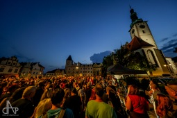 Němá výčitka a Znouzectnost rozezpívali táborské náměstí. Dnes se bude hrát pro onkologicky nemocné děti