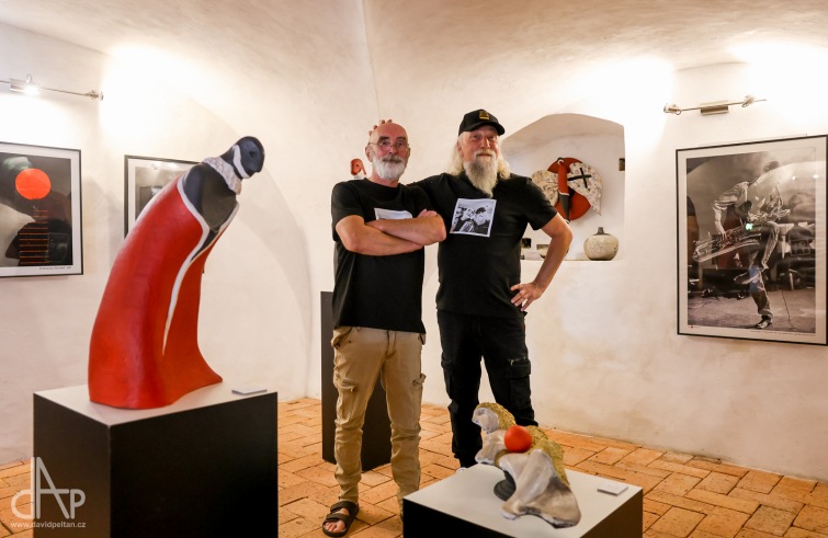 Sochař vystavuje s fotografem. A naopak. Galerie Sladovna v Radeníně se probouzí