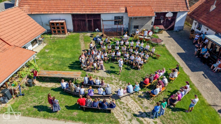 Svišti se sborem zněli pivovarským dvorem v Hlavatcích