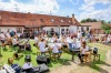 Svišti se sborem zněli pivovarským dvorem v Hlavatcích