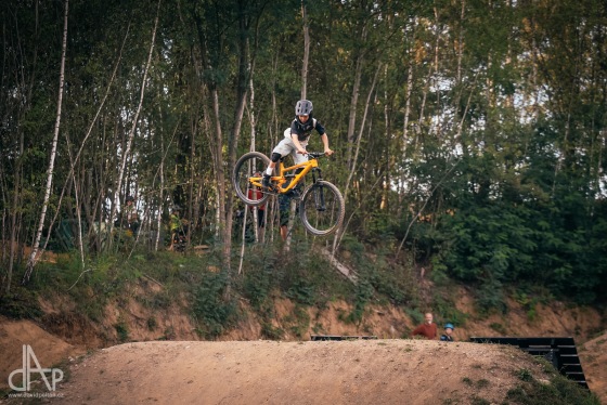 Tábor má nový bikepark. Kultovní cihelnu otevřeli závody, Indy i Strýc Nory