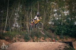 Tábor má nový bikepark. Kultovní cihelnu otevřeli závody, Indy i Strýc Nory