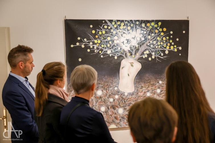 Dotknout se nebe, splynout se zemí. Karolína Netolická vystavuje v třeboňské Galerii 105